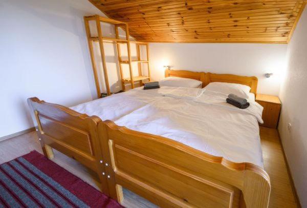 Guesthouse Mirko Hodak セリステ・ドゥレズニツコ エクステリア 写真